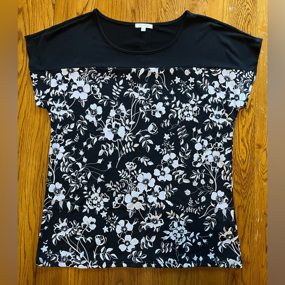 Ava James short sleeve women’s top. Size medium.